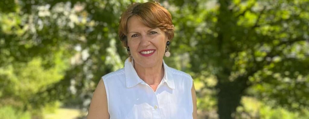 Annie Genevard a été élue à l'une des vice-présidences de l'Assemblée nationale, représentant la 5ème circonscription du Doubs. Malgré les tensions politiques entre les divers camps, son élection symbolise maturité et fermeté. Genevard maintient une