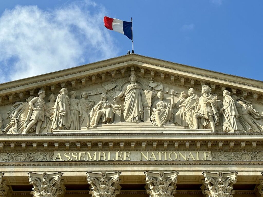 Le "Choose France" est le mantra actuel, mais la dissolution de l'Assemblée nationale par Emmanuel Macron a perturbé les vacances des parlementaires. Les destinations des élus varient : Jean-Christophe Cambadelis part en Afrique, David Douillet souti