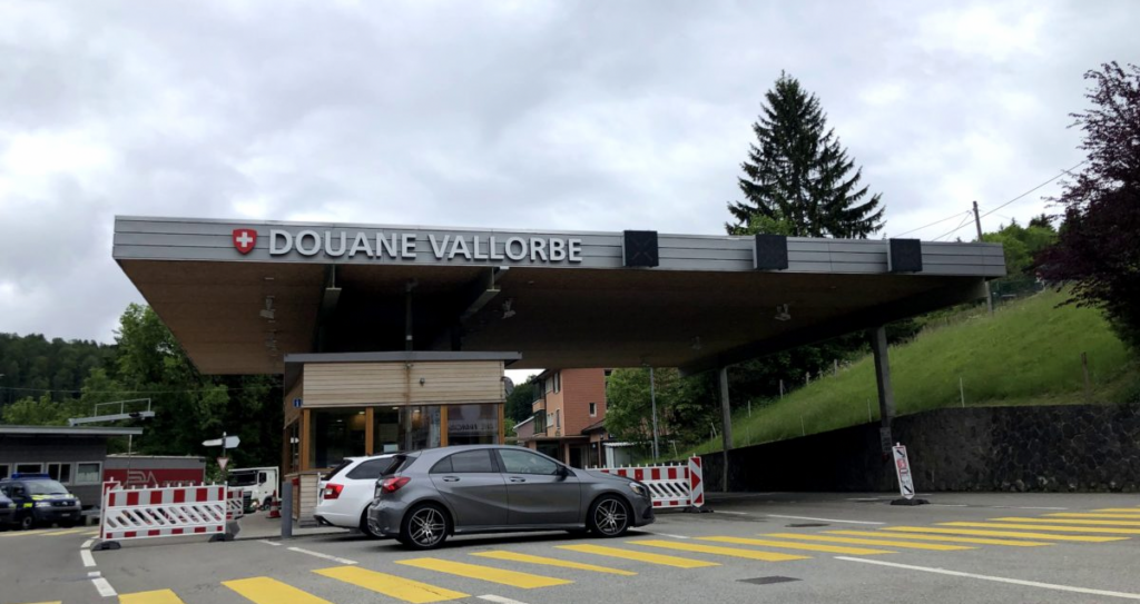 L'espace Schengen ne permet pas de faire passer librement des armes, de la drogue ou d'autres articles illégaux. Malgré la libre circulation des personnes, les douaniers sont toujours présents pour protéger les pays des activités illégales. L'article