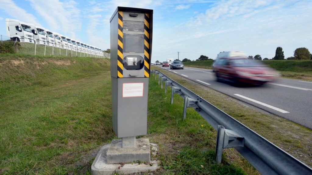 Un homme en état d'ivresse a vandalisé un radar automatique sur la D437 à Pontarlier, laissant par inadvertance ses clés de voiture sur place. Les gendarmes ont rapidement identifié et arrêté l'individu, qui a tenté de justifier son acte par un resse