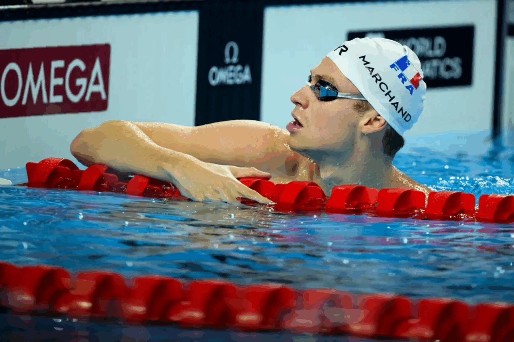 Léon Marchand explose le record du monde du 200m 4 nages. Son secret ? Un régime haut-doubien à base de Comté, absinthe et tartines de Morbier.