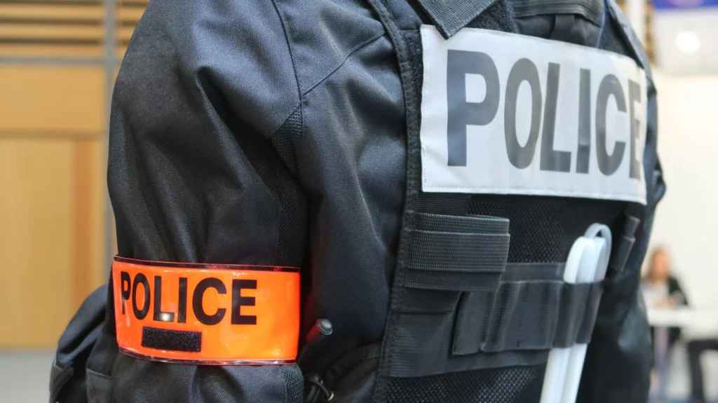 Mathilde Panot veut désarmer la police municipale et supprimer la vidéosurveillance. Dans le Haut-Doubs, l’idée passe aussi bien qu’un radar en zone blanche.