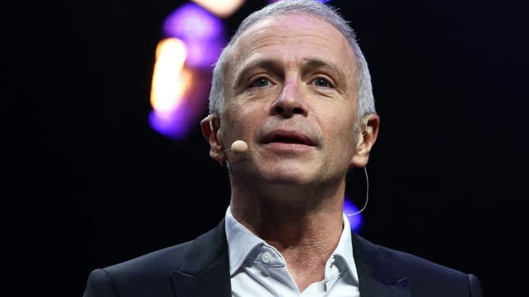 La suppression de Questions pour un Champion en semaine sur France 3 déclenche une crise existentielle chez les boomers du Haut-Doubs. Entre choc neuronal et rébellion en pantoufles, le département vacille. Photo du présentateur Samuel Etienne