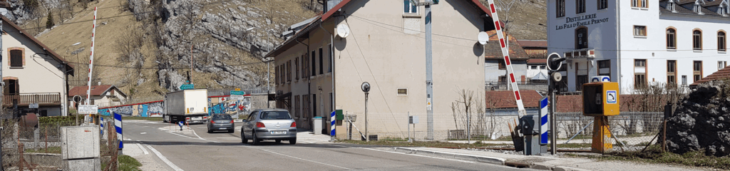 Le passage à niveau bloqué barrières baissées à La Cluse et Mijoux, en plein retour des frontaliers