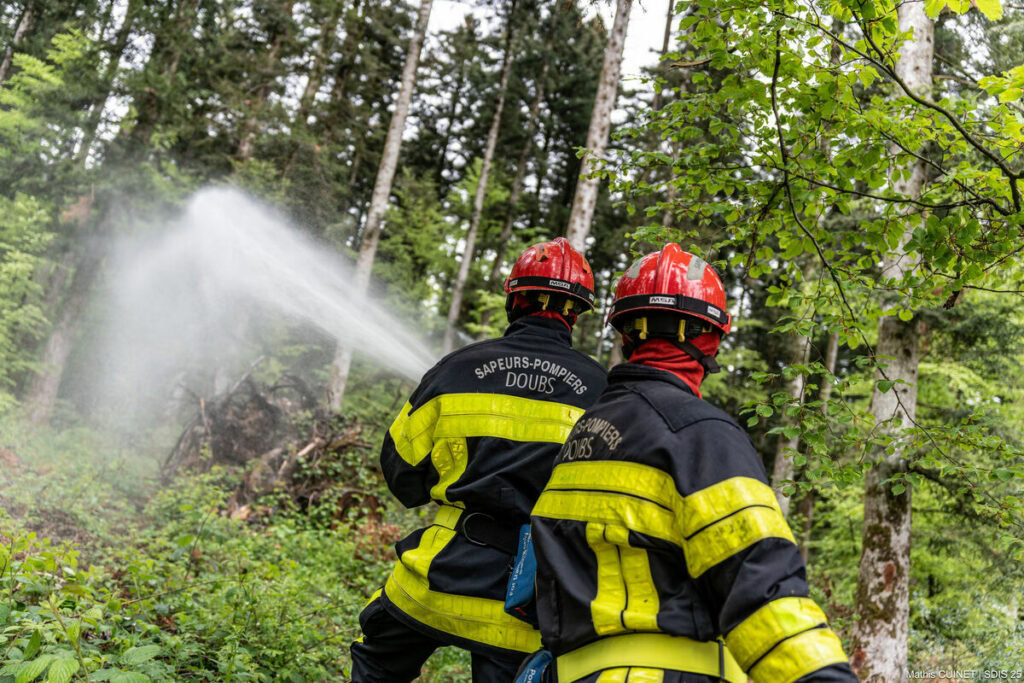 Le feu ça brûle. Pendant que l’Aude brûle, le Haut-Doubs se souvient qu’il a du bon sens, contrairement aux chaînes d'info en continu