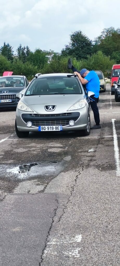 Souplesse vosgienne : quand une voiture refuse dâouvrir, un Vosgien monte dessus. Acrobaties, jurons et casquette bleue au menu dâun samedi mouvementĂ©.