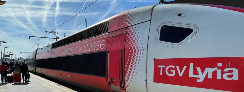 Licenciement dans un TGV ? Dans le Haut-Doubs, impossible : pas de train, chacun roule seul en SUV, loin des oreilles indiscrètes.
