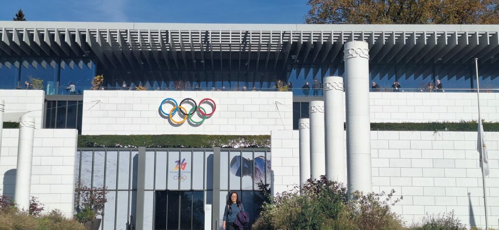 À 100 jours des Jeux Olympiques de Milan-Cortina 2026, la rédaction est à Lausanne, où les médailles attendent déjà Lou Jeanmonnot et Quentin Fillon-Maillet.