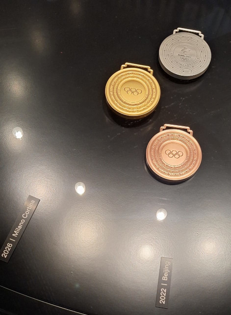 À 100 jours des Jeux Olympiques de Milan-Cortina 2026, la rédaction est à Lausanne, où les médailles attendent déjà Lou Jeanmonnot et Quentin Fillon-Maillet.