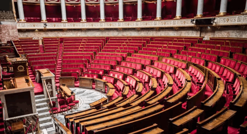 Le Parlement s’écharpe sur le budget 2026. Dans le Haut-Doubs, on préfère compter les copeaux de Comté et les verres d’absinthe.