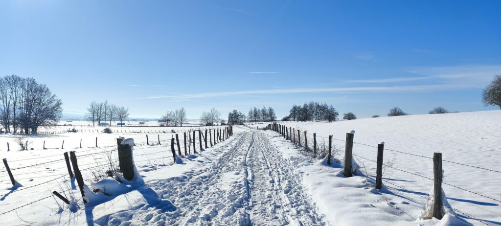 Neige en Europe : Berlin s’enthousiasme, mais le Haut-Doubs relativise. Entre villes neigeuses et escapade hivernale, un classement qui fait sourire.