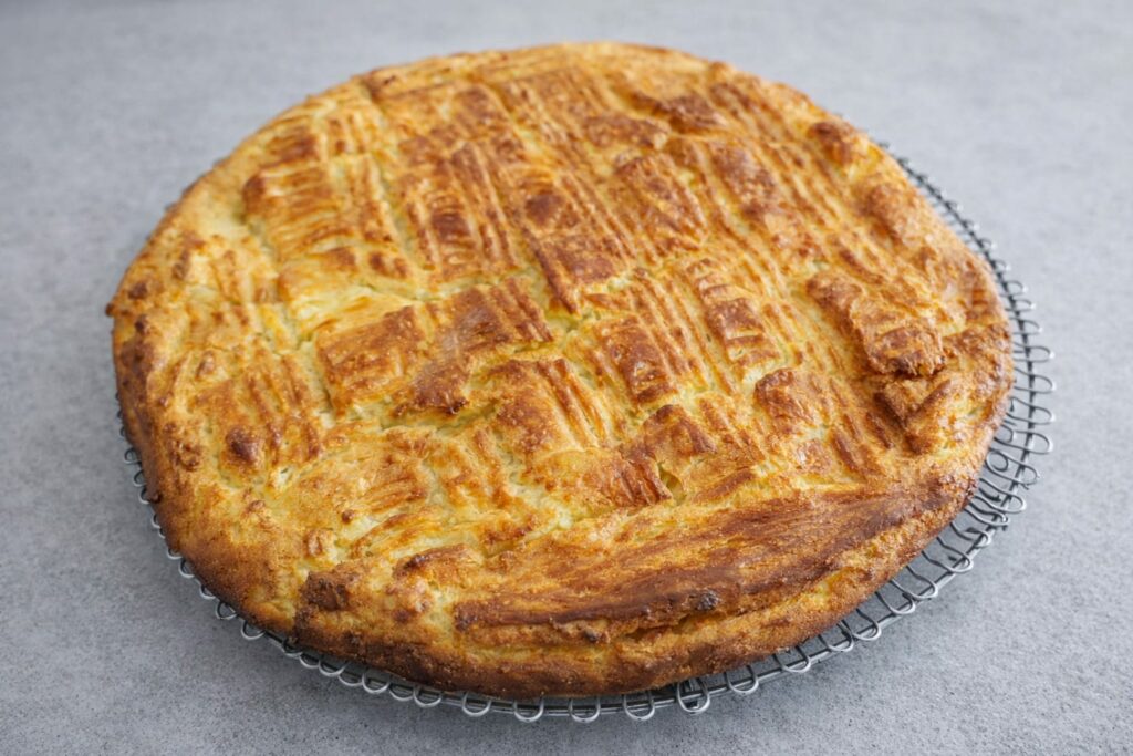 Galette comtoise : tradition franc-comtoise de janvier, entre pâte moelleuse, parfum d’orange et débat local sur la vraie galette.