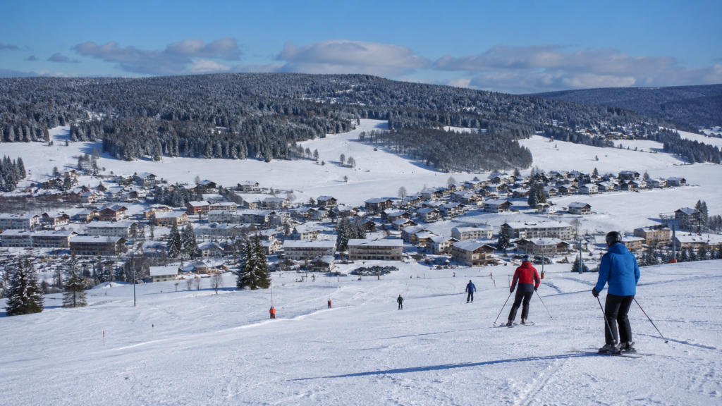 Métabief : station du Haut-Doubs, territoire de ski, de tourisme, de météo nerveuse et de débats sur la neige.