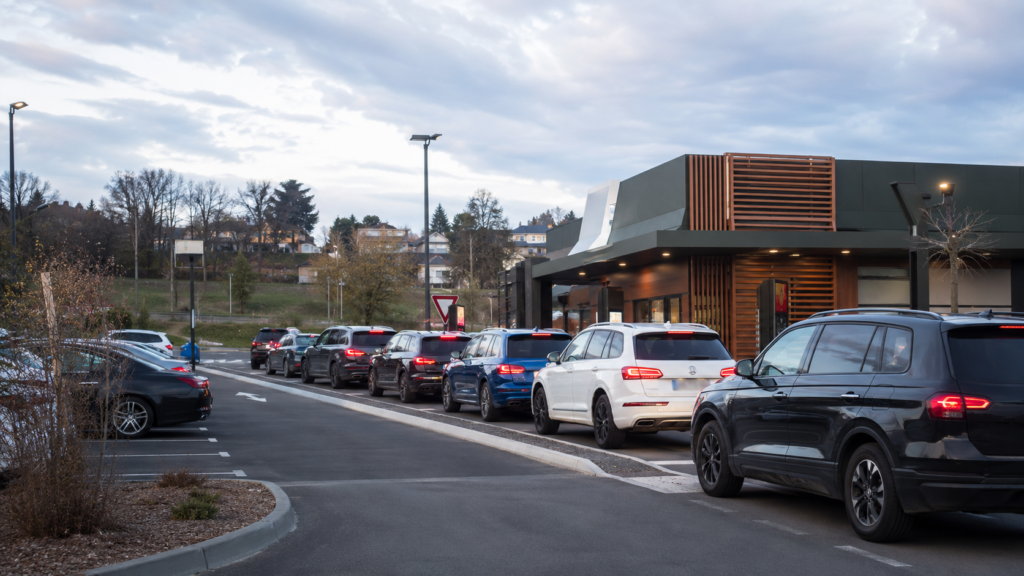 McDonald’s pourrait imprimer les plaques d’immatriculation au drive : dans le Haut-Doubs, les déchets jetés par la fenêtre font débat.