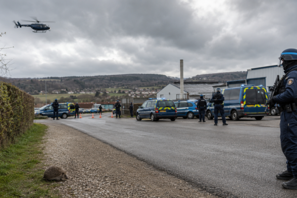 Saint-Vit, Doubs-Du-Bas, GIGN, métaux précieux et gendarmerie : un fait divers sérieux relu façon L’Ouest Républicain.