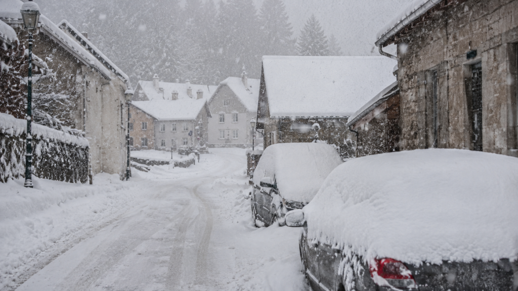 Neige : phénomène ordinaire du Haut-Doubs, panique ailleurs, élément de décor local et test immédiat de légitimité routière.