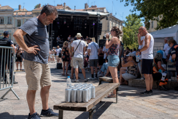 Alcool, canicule et Fête de la musique : la France débat du droit fondamental à la bière tiède sur la voie publique.