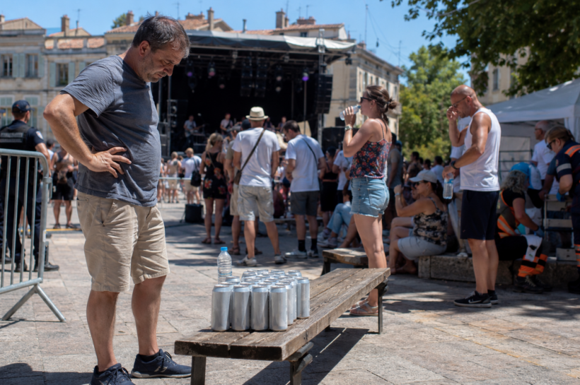 Alcool, canicule et Fête de la musique : la France débat du droit fondamental à la bière tiède sur la voie publique.