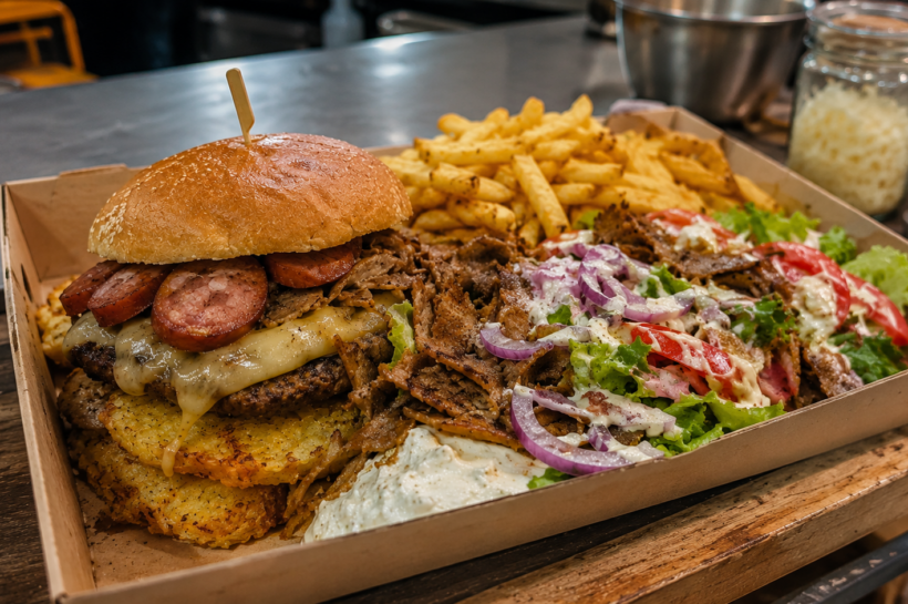 Un plat à emporter entre burger grec, spécialités comtoises et Haut-Doubs, pensé pour nourrir les gens et fâcher les commentaires.