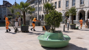 Les palmiers du pont Battant s’effacent pour chantier, mais à Choisey, un banc public montre qu’en matière de chaleur, le mobilier urbain peut aussi servir à q…