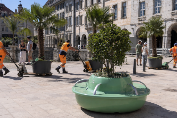 Les palmiers du pont Battant s’effacent pour chantier, mais à Choisey, un banc public montre qu’en matière de chaleur, le mobilier urbain peut aussi servir à q…
