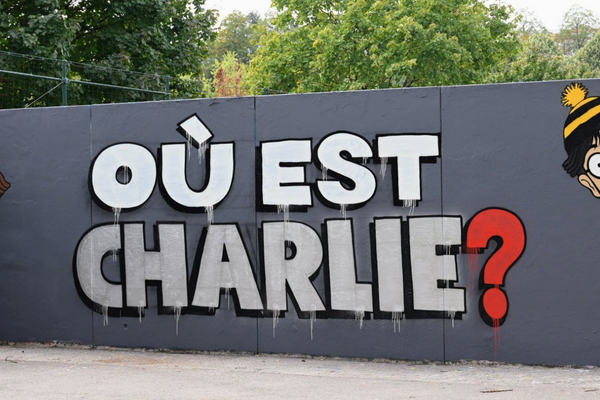 Mur d’expression libre à Besançon : après « La police tue » effacé par la Ville, Nacle revient avec « Où est Charlie ? ».