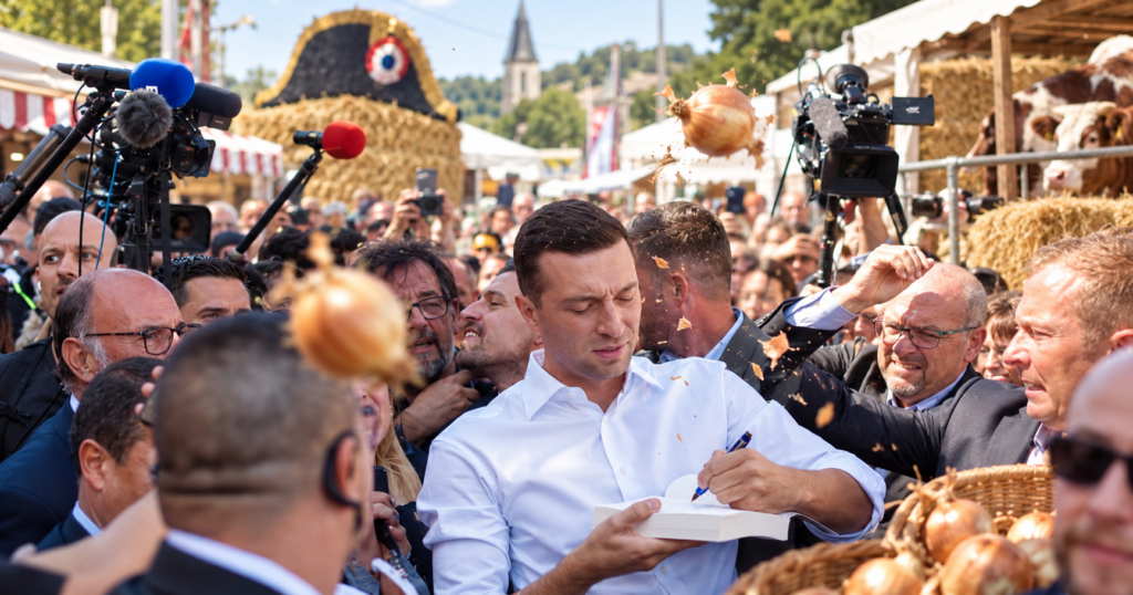 Jets d’oignons sur Bardella à Beaucroissant (Isère) : les manifestants renouent involontairement avec une tradition de la Grande Armée.
