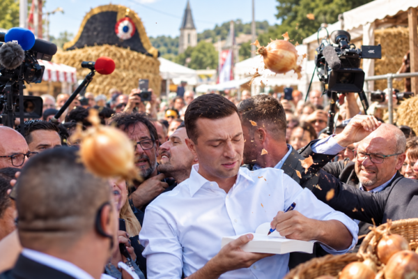 Jets d’oignons sur Bardella à Beaucroissant (Isère) : les manifestants renouent involontairement avec une tradition de la Grande Armée.