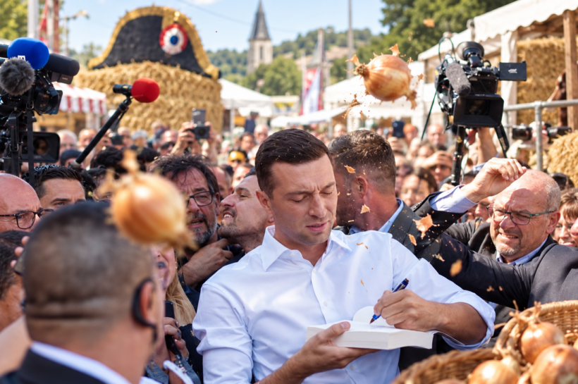 Jets d’oignons sur Bardella à Beaucroissant (Isère) : les manifestants renouent involontairement avec une tradition de la Grande Armée.
