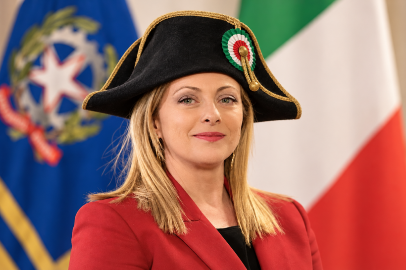 Napoléon revient inspecter ses préfets après les annonces de Meloni à Milan. Au menu : réunions, parapheurs et veau Marengo.